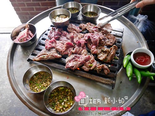 韓國 首爾 麻浦區 必吃韓國烤肉 站著吃韓牛小排서서먹는갈비집 只有鐵桶站著吃的烤肉店 新村站7號出口 - 第20張圖 P1030010