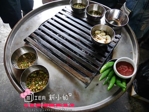 韓國 首爾 麻浦區 必吃韓國烤肉 站著吃韓牛小排서서먹는갈비집 只有鐵桶站著吃的烤肉店 新村站7號出口 - 第10張圖 P1020993