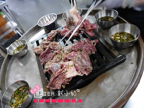 韓國 首爾 麻浦區 必吃韓國烤肉 站著吃韓牛小排서서먹는갈비집 只有鐵桶站著吃的烤肉店 新村站7號出口 - 第17張圖 P1030002