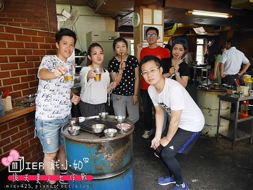 韓國 首爾 麻浦區 必吃韓國烤肉 站著吃韓牛小排서서먹는갈비집 只有鐵桶站著吃的烤肉店 新村站7號出口 - 第28張圖 P1030028