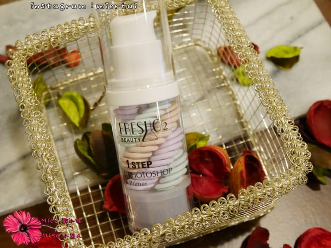 彩妝 打造無害聖誕節妝容 FreshO2 零毛孔底妝就靠校色飾底乳 微醺Bar12色礦物眼影盤 多種妝容就靠它 - 第4張圖 P1350745