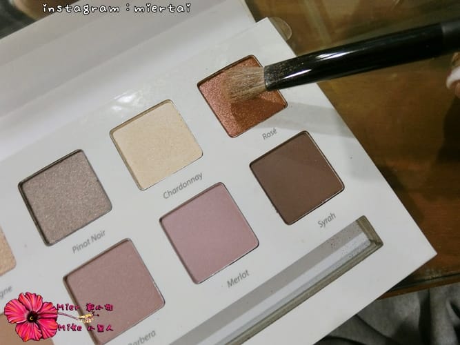 彩妝 打造無害聖誕節妝容 FreshO2 零毛孔底妝就靠校色飾底乳 微醺Bar12色礦物眼影盤 多種妝容就靠它 - 第24張圖 CIMG0653