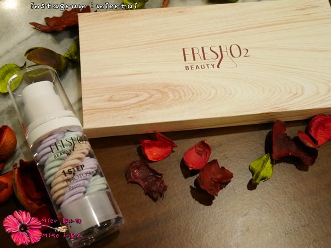 彩妝 打造無害聖誕節妝容 FreshO2 零毛孔底妝就靠校色飾底乳 微醺Bar12色礦物眼影盤 多種妝容就靠它 - 第3張圖 P1350739